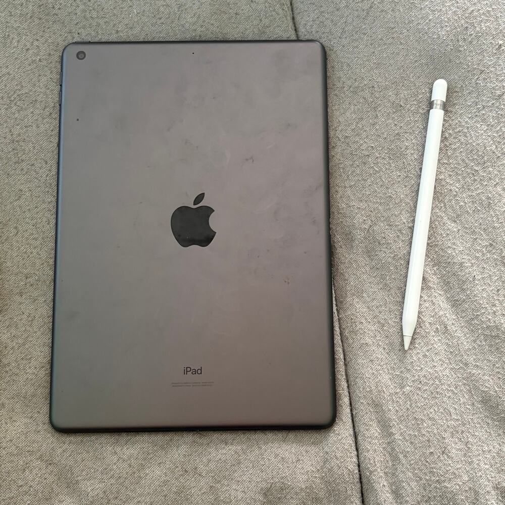 Apple iPad 8th Gen A2270 32GB Space Gray Wi-Fi + Apple Pencil 1st Gen Bundle